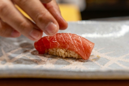 おまかせ鮨コースを握っている様子